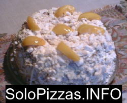 Foto de como se acomoda la masa de pizza antes de llevar al horno