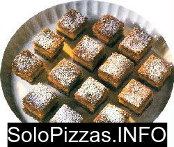 Pizza de masa con panceta y cubierta con salsa de at�n