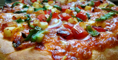 pizza con salsa