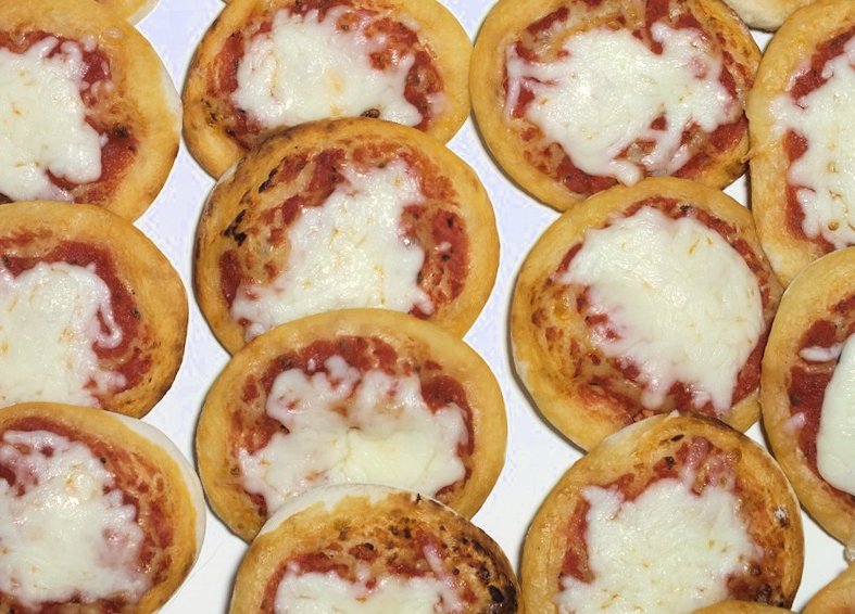 Pizzetas para cumpleaños infantiles con salsa al jamón