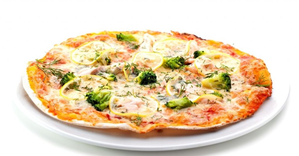 Pizza con salsa de tomate y brócoli