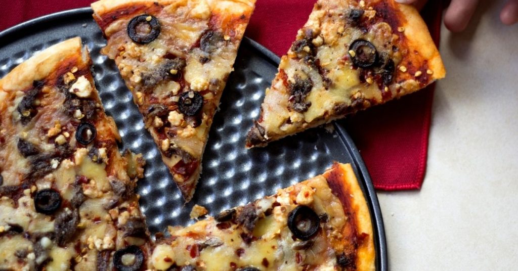 Pizza de paltas, nueces y queso roquefort