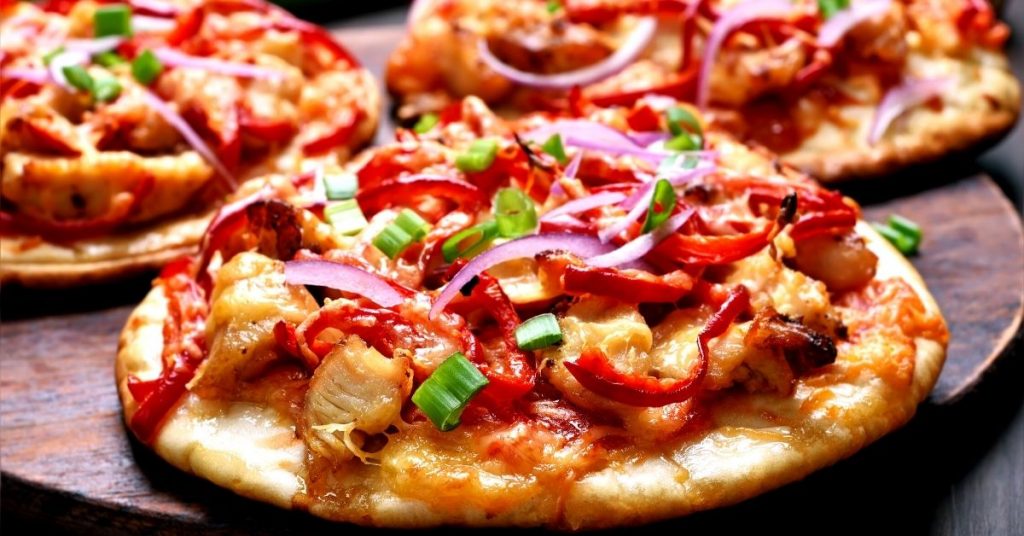 Pizza de pollo con salsa portuguesa