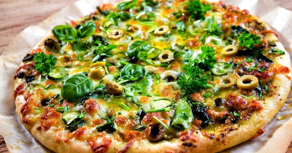 Pizza vegetariana con muchos vegetales