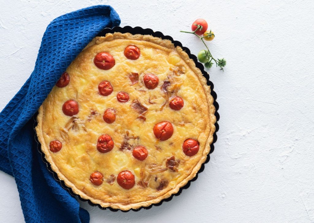 Tarta completísima de hojas verdes, panceta, requesón y salsa de tomate