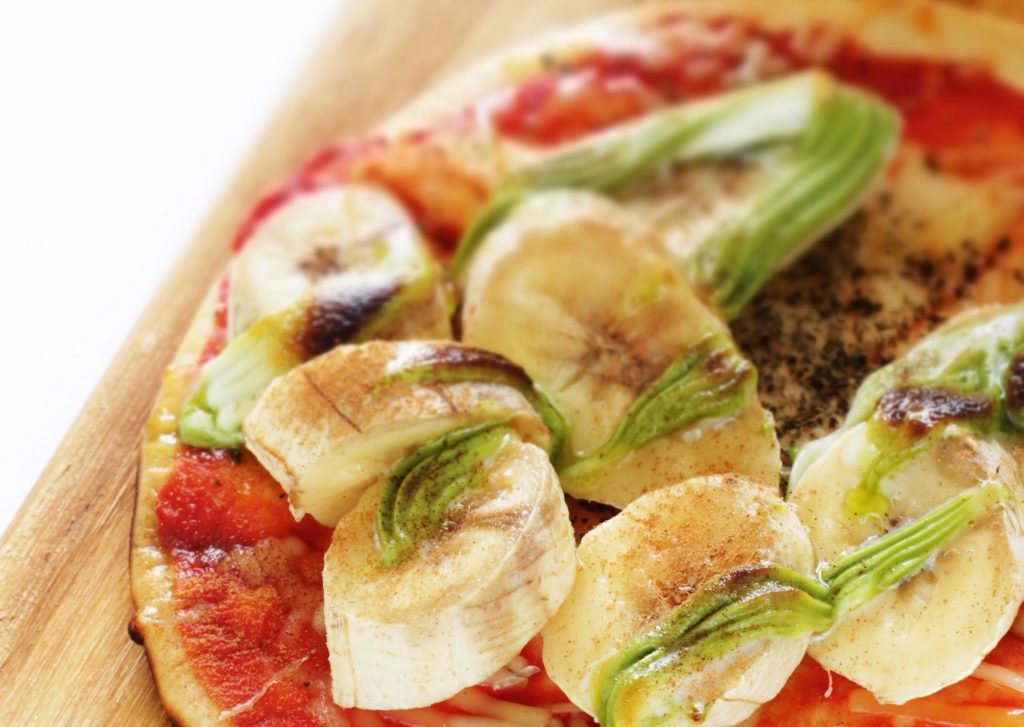 Pizza agridulce con bananas y lomito ahumado