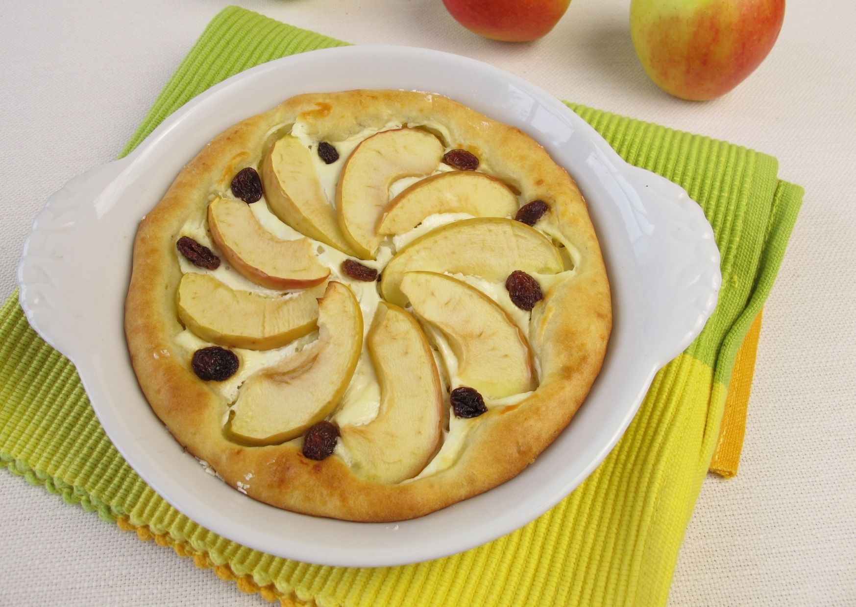 Pizza agridulce con manzanas y ciruelas pasas