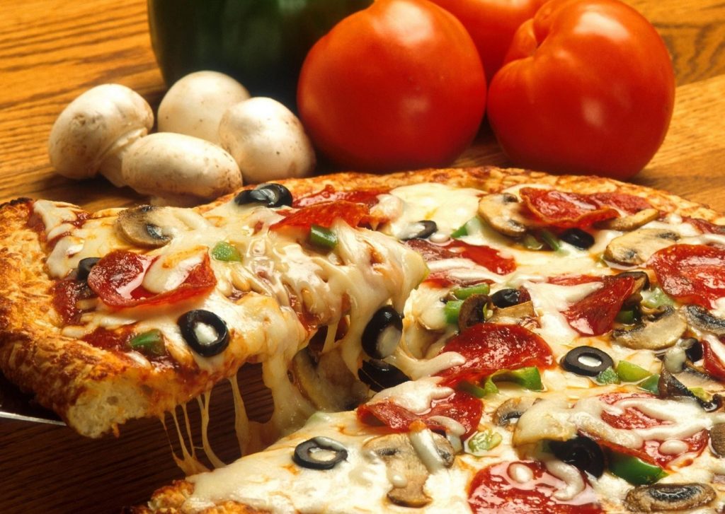 Pizza sin levadura con salsa, queso, aceitunas y anchoas