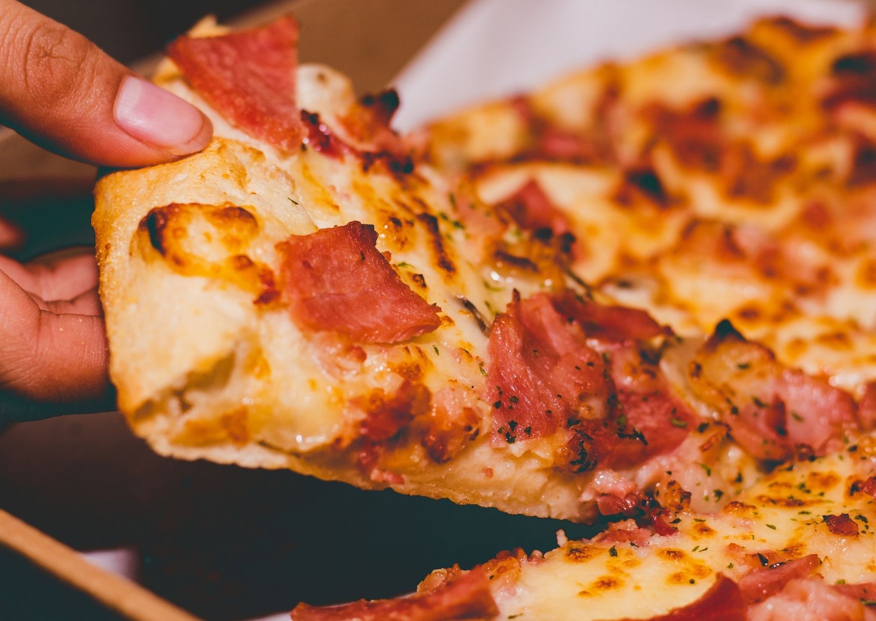 Pizza completa con salsa, lomito, palmitos, muzzarella