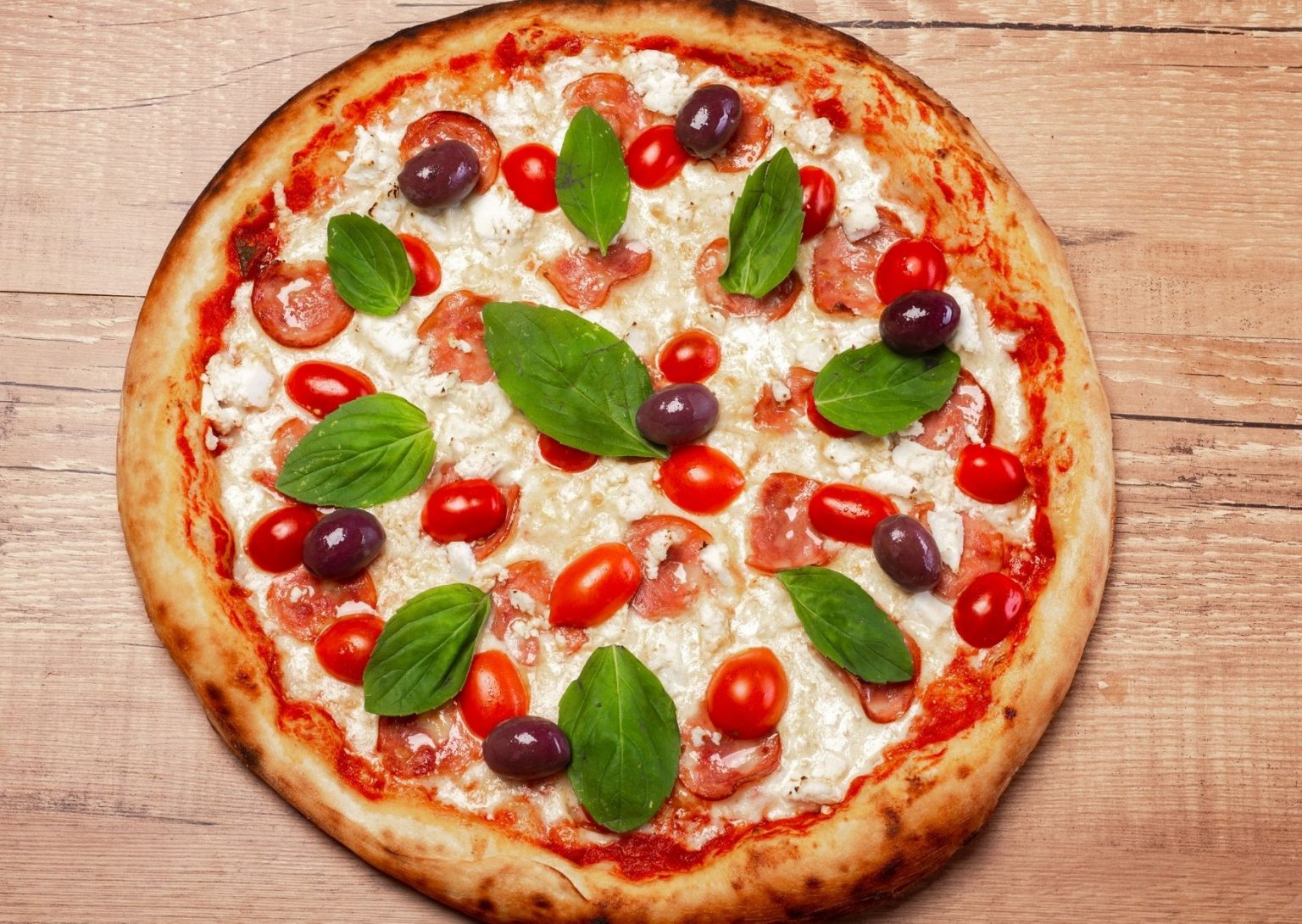 Pizza Con Harina De Maiz Pizza de harina de maíz y salsa de tomate con ricota
