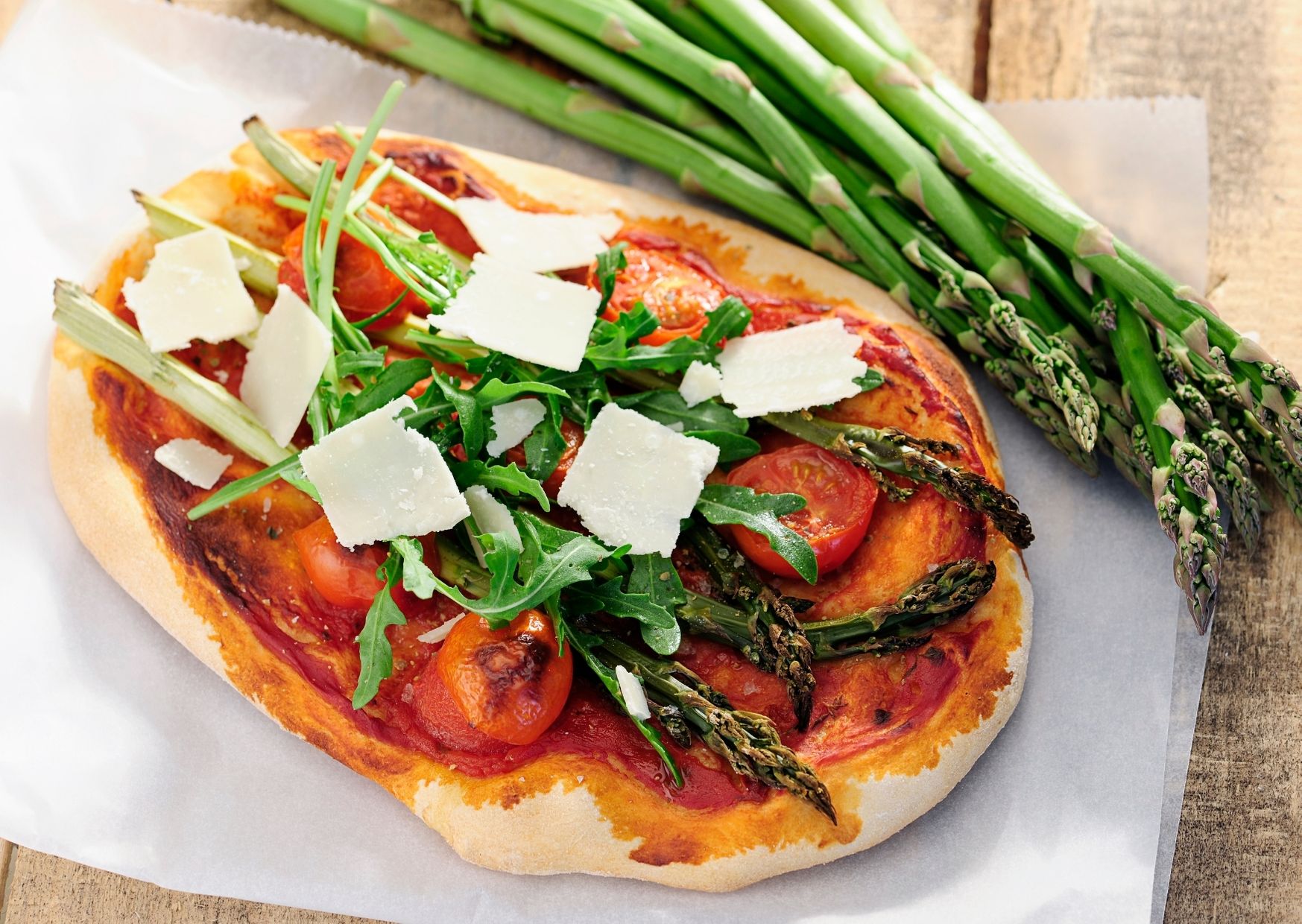 Pizza con espárragos y láminas de parmesano