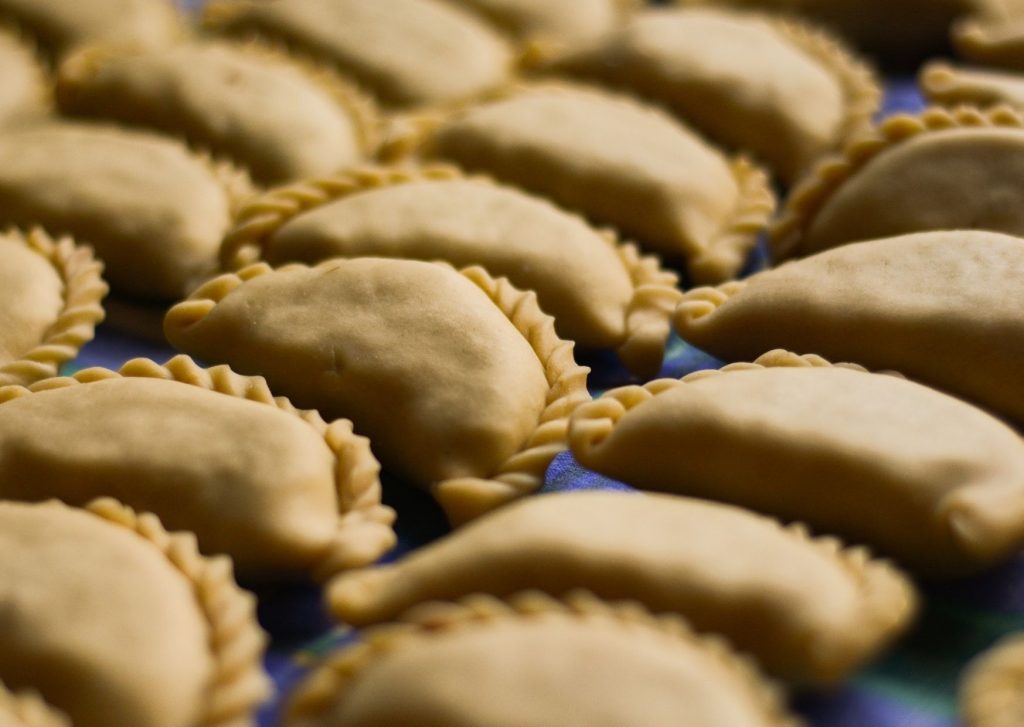 Empanadas de jamón, panceta, durazno y pasas de uva