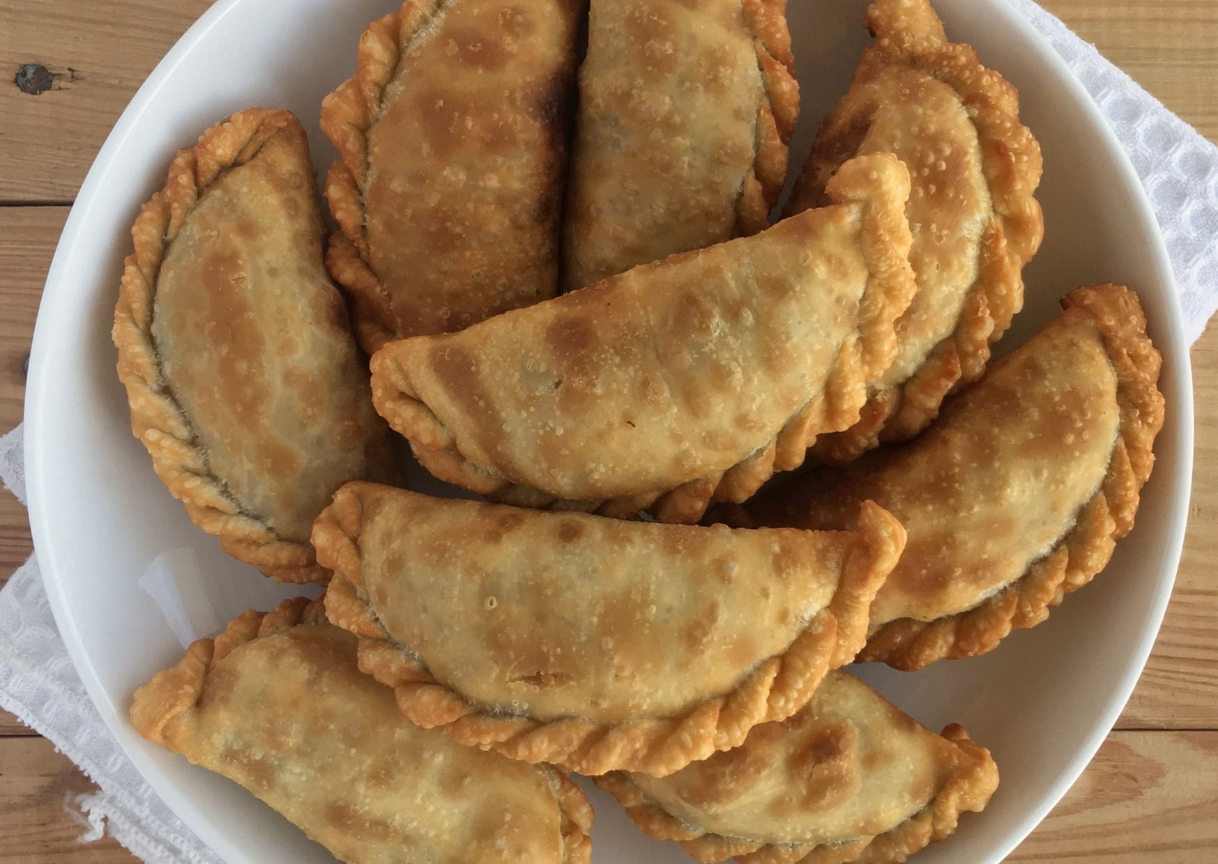 Empanadas fritas de choclo (maíz) con pasas de uva