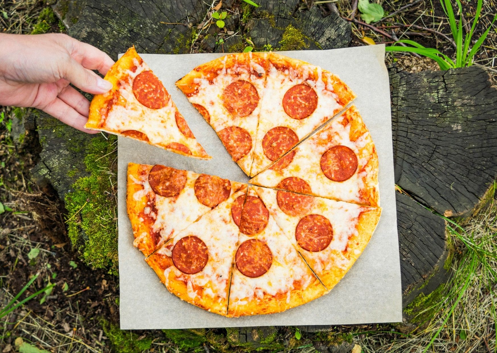 Pizza con salsa rápida, más queso, más anchoas, más aceitunas