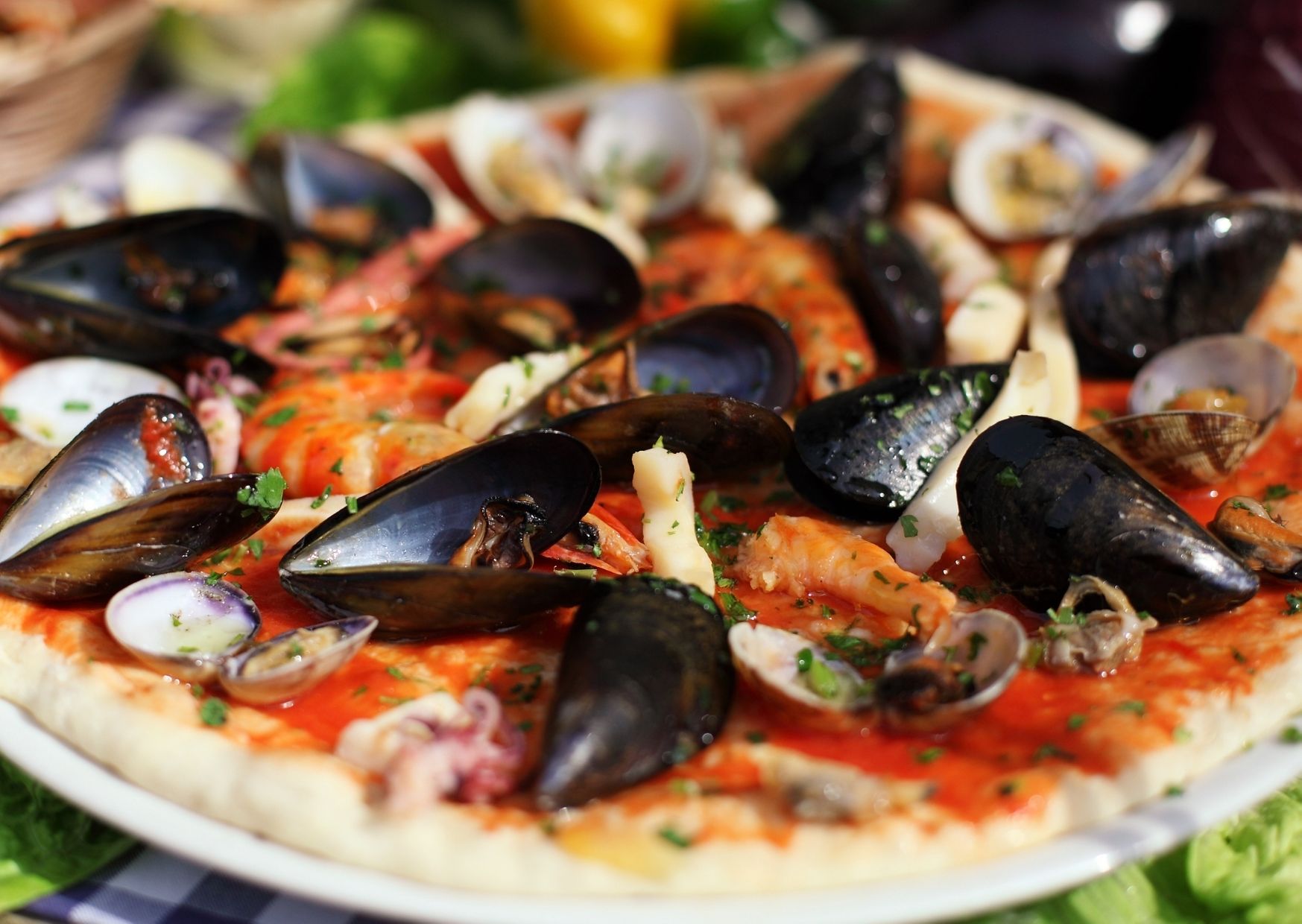 Pizza con tomates y mejillones