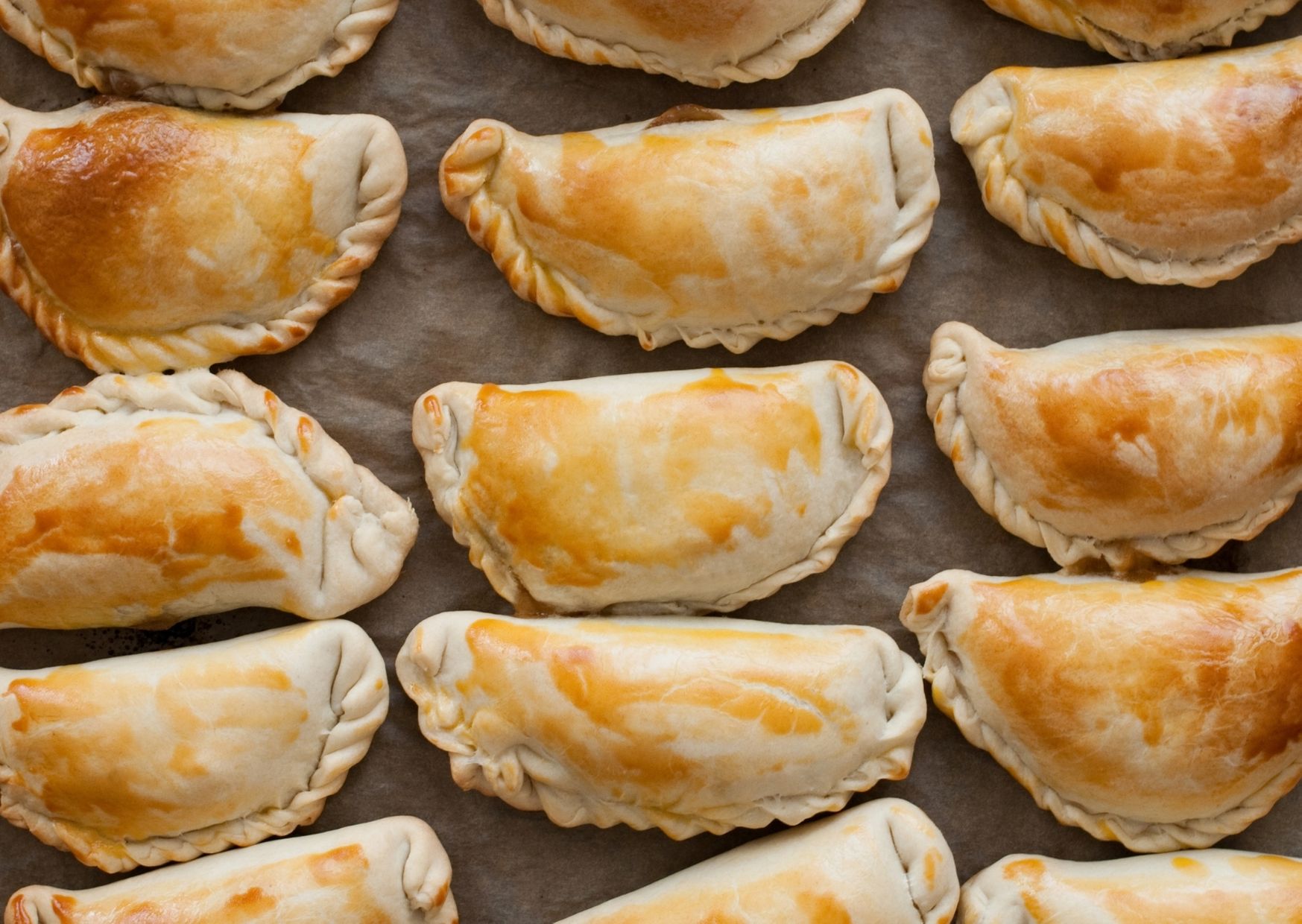 Empanadas rellenas de lomos de cazón con chorizo