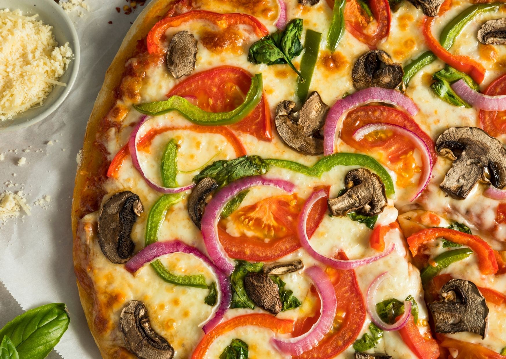 Pizza rellena de verdura y salsa de tomate y queso