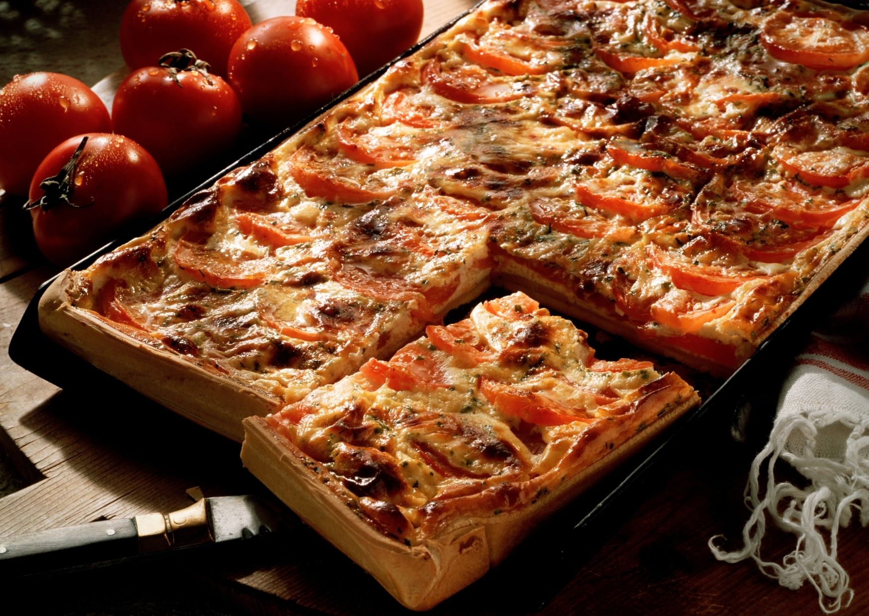 Tarta rellena de panceta, mozzarella y tomates adobados