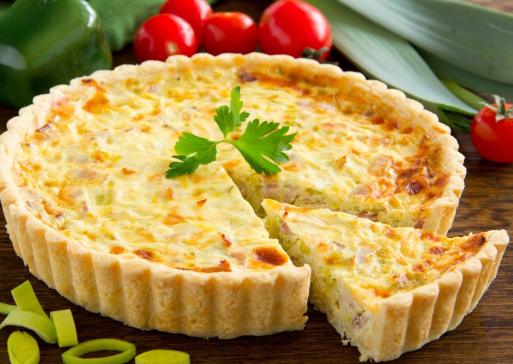 Quiche de espárragos, jamón y queso