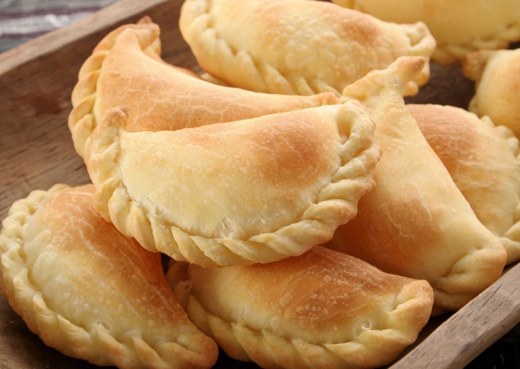 Empanadas de jamón, bondiola, quesos, aceituna y ciruela