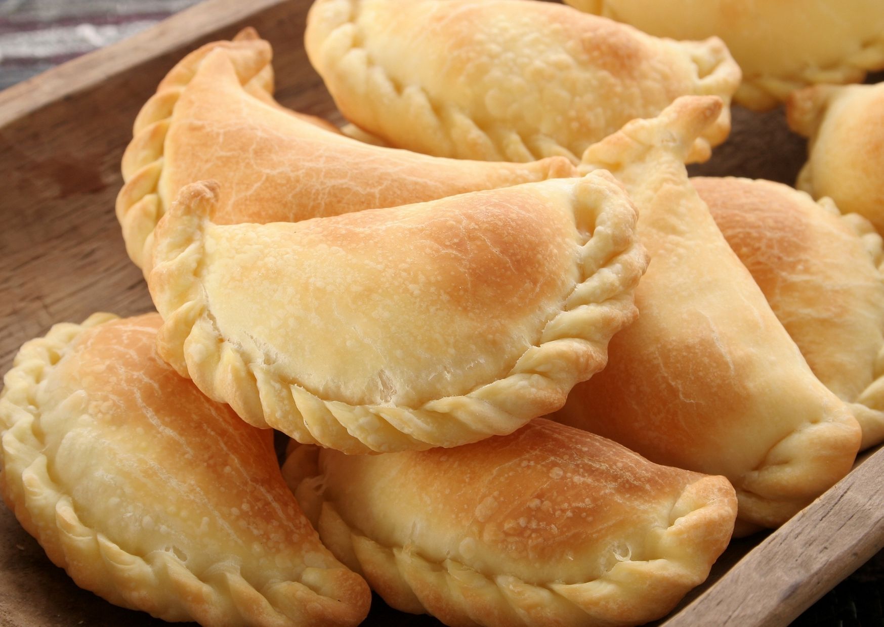 Empanadas de jamón, bondiola, quesos, aceituna y ciruela