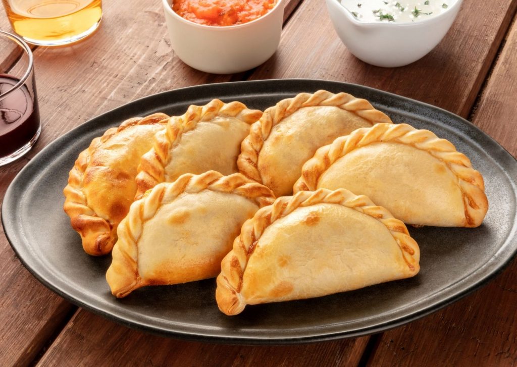 Empanadas agridulces de jamón, ananá, panceta, mozzarella