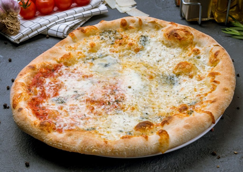 Pizza a los cuatro quesos con masa saborizada con ajo