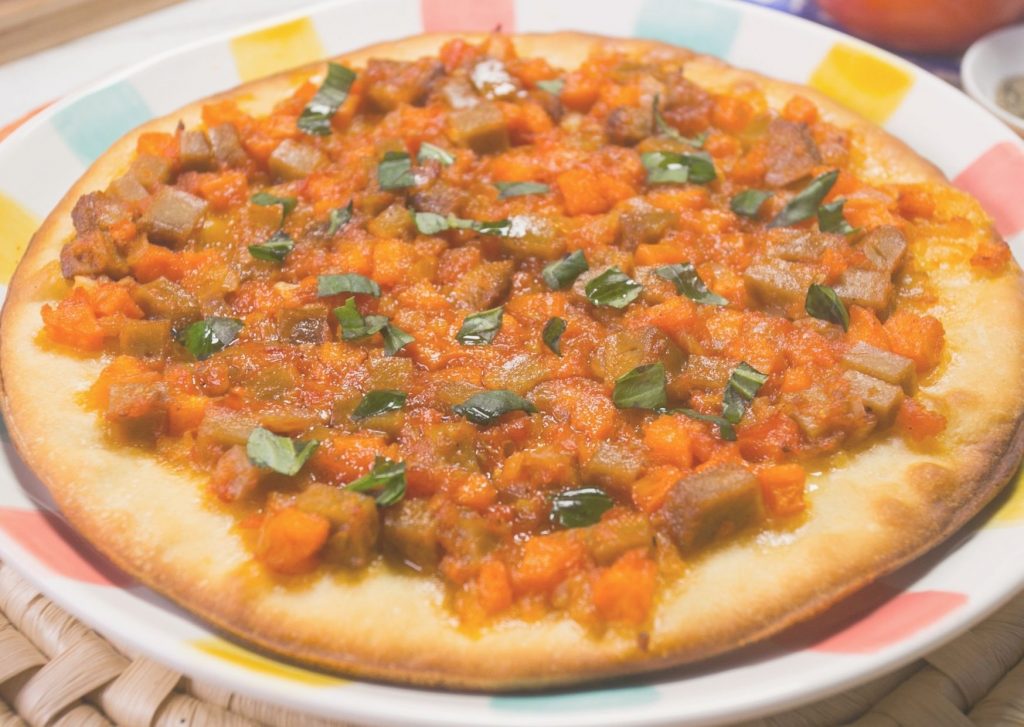 Pizza con salsa boloñesa