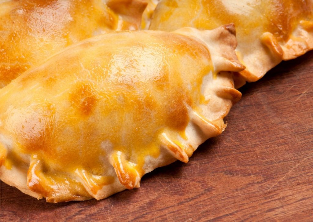 Empanadas de quesos diferentes, maíz, aceitunas