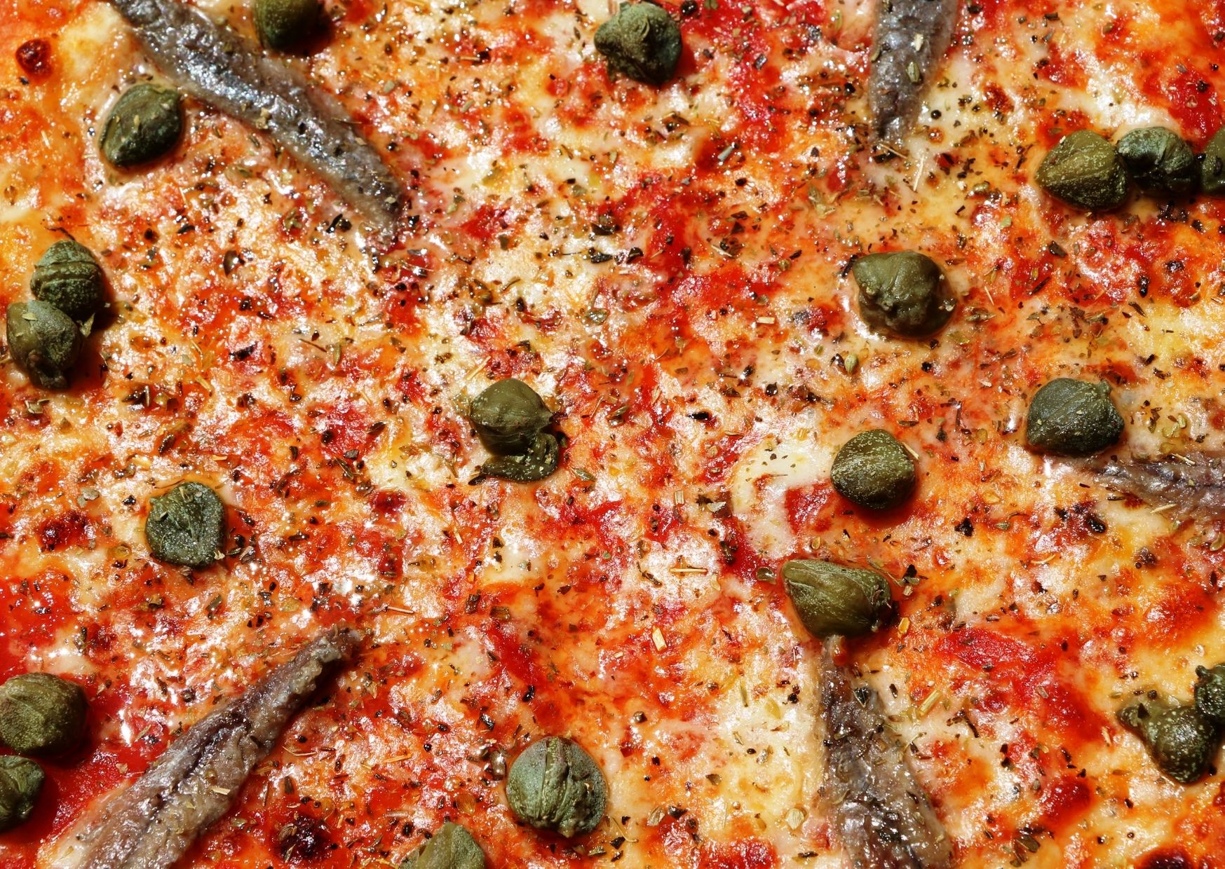 Pizza con queso Chubut, anchoas y alcaparras