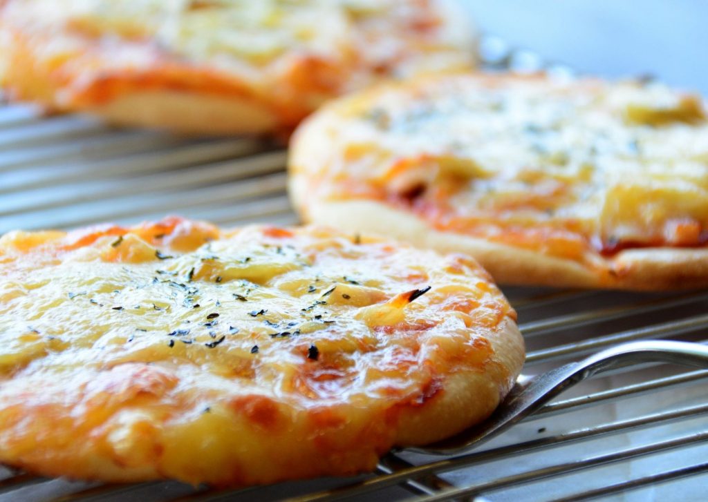 Pizzetas con rodajas de pan y cubiertas diferentes